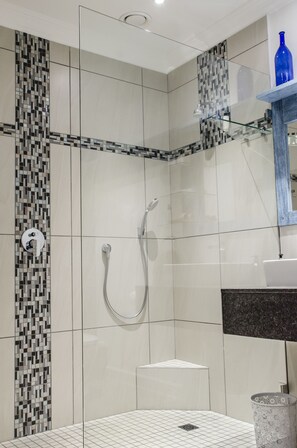 3 Way View (3) | Bathroom shower - Somerset View Guest House (Cape Town)