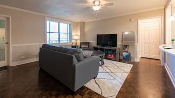 Smart TV, fireplace