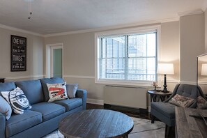 Smart TV, fireplace - The ATL DwnTwn Pulse (Atlanta)