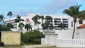 Un hotel Marriott con un diseño moderno, que presenta un logo rojo destacado.
