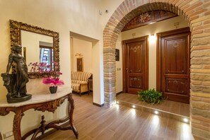 المنشأة من الداخل