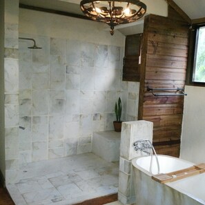 Suite exclusiva, 2 habitaciones (Master Suite) | Baño | Ducha y bañera combinadas, secador de pelo, toallas y jabón