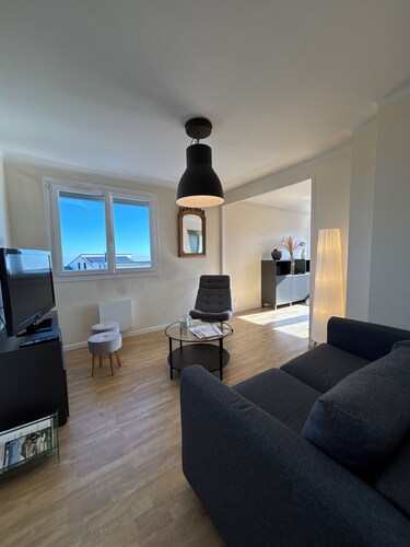 Detached house between town and mountain