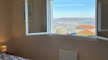 3 bedrooms, desk, soundproofing, iron/ironing board