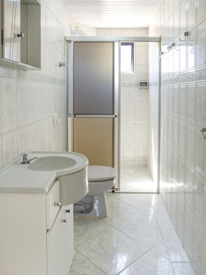 Shower, towels, soap, shampoo - Maravilha Hotel (Porto Belo)