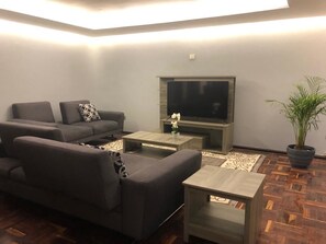 LĂ€genhet Design | Vardagsrum | 42-tums plasma-tv med kabelkanaler och tv
