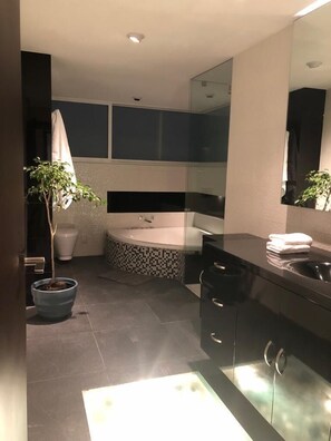 Design-Apartment | Badezimmerausstattung | Badewanne und Dusche (separat), kostenlose Toilettenartikel