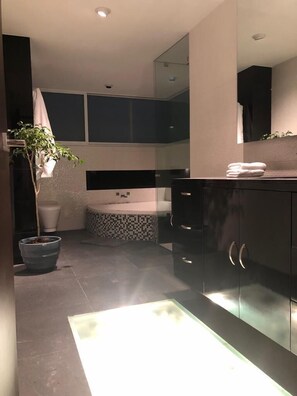 디자인 아파트 | 욕실 | 별도의 욕조 및 샤워 시설, 무료 세면용품, 헤어드라이어, 타월