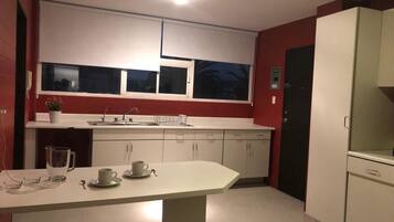 Departamento de diseñador | Cocina privada | Refrigerador con congelador, microondas, horno y licuadora