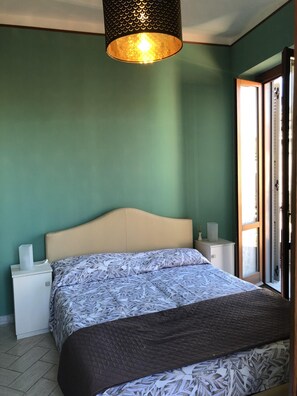 2 عدّة غرف نوم ومكواة/لوح كي وواي فاي وملاءات أسرّة