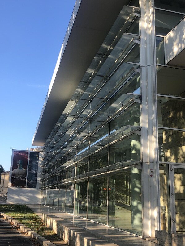 تفاصيل الفندق من الخارج