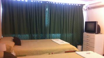 Tabla de planchar con plancha, wifi gratis y ropa de cama