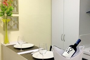 Dining - Luxury Beach Suite With Pool 5 mins Away From Beach - Beach Chairs Included! (Noord)