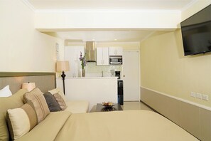 1 bedroom, desk, iron/ironing board, free WiFi - Luxury Beach Suite With Pool 5 mins Away From Beach - Beach Chairs Included! (Noord)