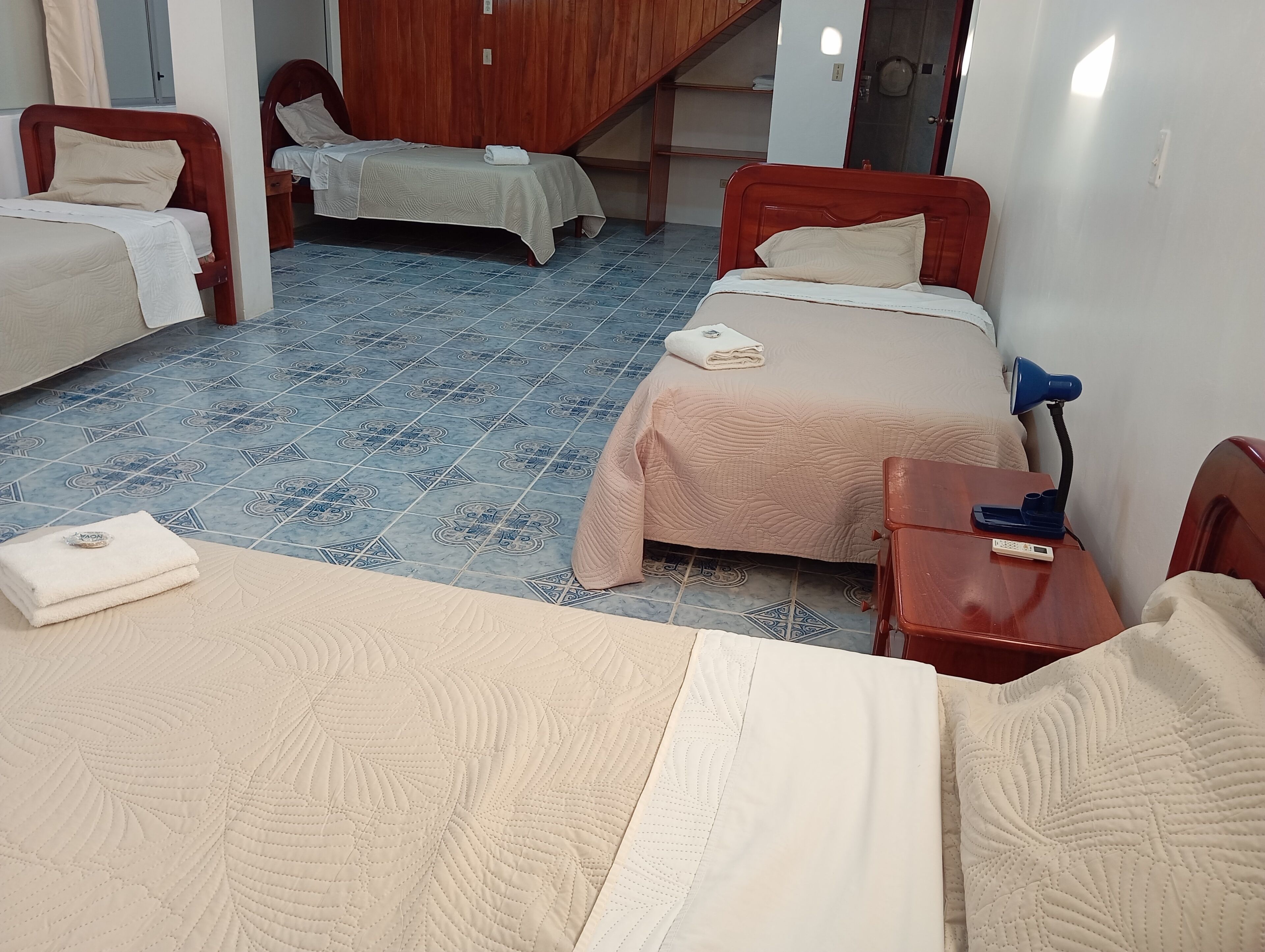 Eenvoudige vierpersoonskamer | Gratis wifi, beddengoed