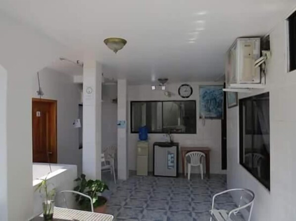 Een microgolfoven, een kookplaat, kookgerei, borden en bestek