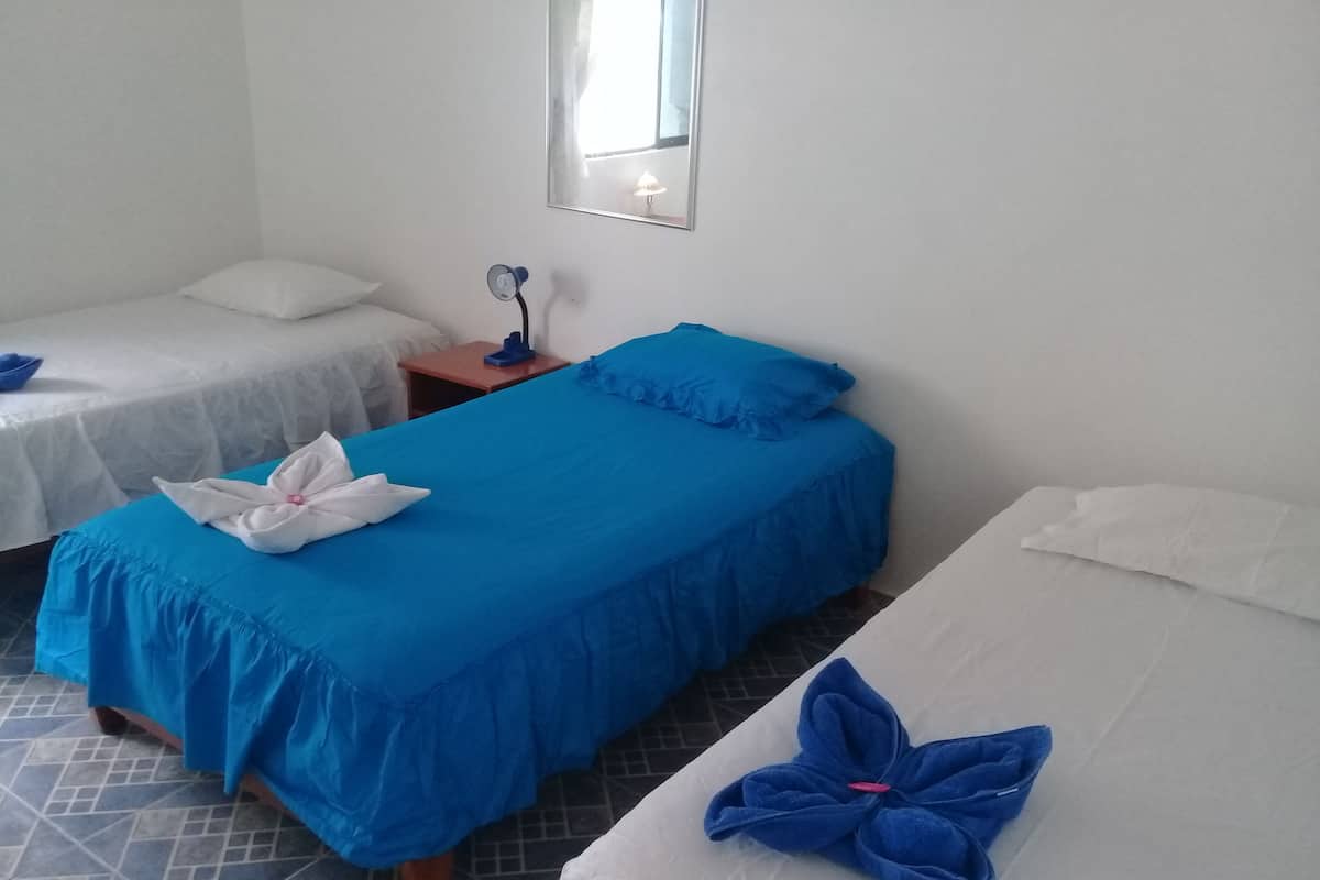 Kamar Triple Basic | Wi-Fi gratis dan seprai linen