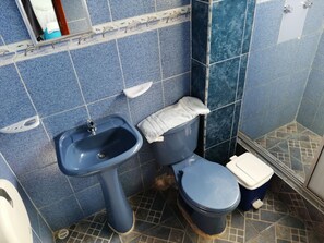 Een douche, handdoeken