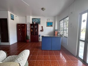 Reception - Hostal Insular (Puerto Villamil)