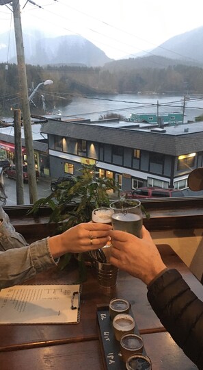 Outdoor dining - Forest Sweet Retreat; Hot Tub & Sauna, Dog Friendly, 12.5 Kw/hr EV Charger (Ucluelet)
