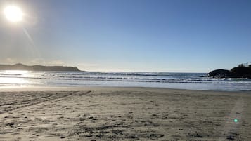 Playa en los alrededores y toallas de playa