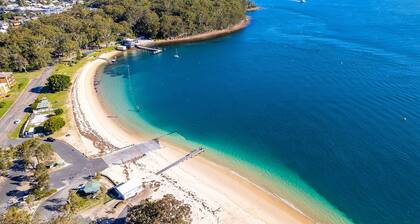 Little Hut, 1/20 Kurrawa Close - Spectacular Water Views, NBN & Air Conditioned