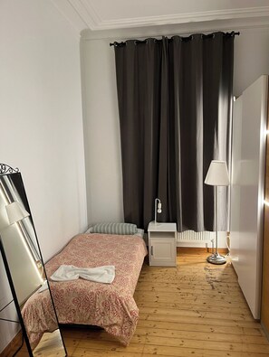1 slaapkamer, een strijkplank/strijkijzer, wifi, beddengoed