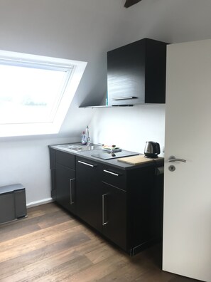 Een koelkast, een microgolfoven, een oven, een kookplaat