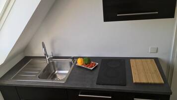 Frigorífico, microondas, horno y placa de cocina