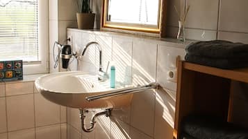 Badewanne, Haartrockner, Handtücher, Seife