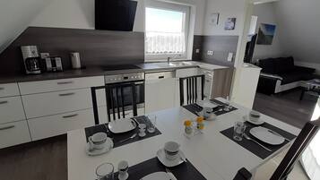 Kühlschrank, Mikrowelle, Ofen, Geschirrspüler