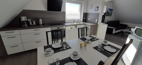 Kühlschrank, Mikrowelle, Ofen, Geschirrspüler