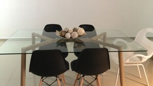 Apartemen Basic | Makan di kamar