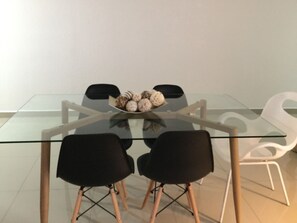 Apartamento básico | Opções para refeição no quarto