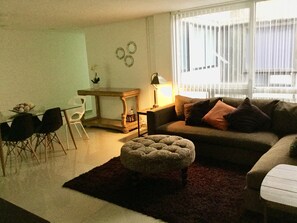 Departamento básico | Área de sala de estar | Smart TV, Netflix y servicios de streaming 