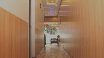 3 slaapkamers, een bureau, beddengoed