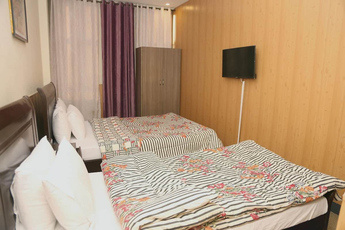 Standard Twin Room, 2 Single Beds | 3 bedrooms, desk, bed sheets