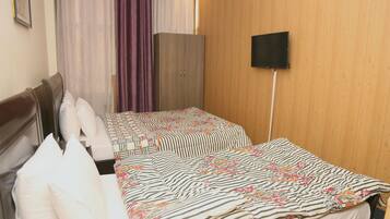 Standaard Twin kamer, 2 eenpersoonsbedden | 3 slaapkamers, een bureau, beddengoed