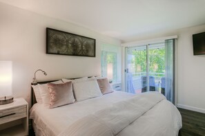 2 bedrooms, desk, iron/ironing board, WiFi