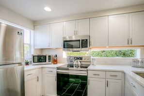 Fridge, microwave, oven, stovetop - Moon River Suites 1 - on River, Private Hot Tub, No Flood Impact (North Bend)