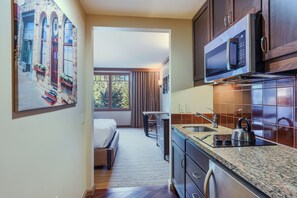 Desk, free WiFi, bed sheets, wheelchair access - 5-STAR Cozy Studio Getaway with Spa, Ski, Golf, Trails, & More! (Cle Elum)