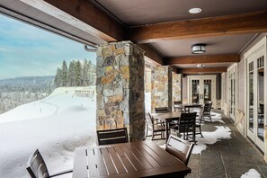 Outdoor dining - 5-STAR Cozy Studio Getaway with Spa, Ski, Golf, Trails, & More! (Cle Elum)