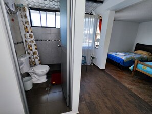 独特客房, 2 张单人床, 私人浴室 | 特色家居、熨斗/熨板、免费 WiFi、床单