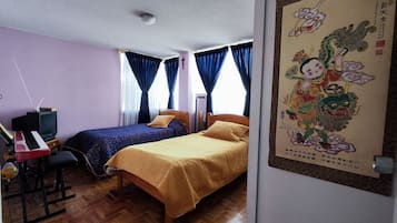 1 habitación, muebles diferentes y tabla de planchar con plancha