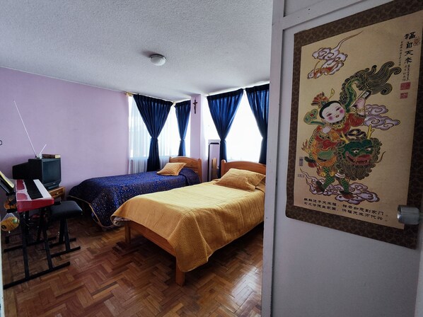 Tomannsrom – basic, flere senger, delt bad | Individuelt innredet, strykejern/-brett, wi-fi (inkludert) og sengetøy