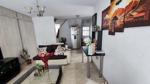 21-inch TV with digital channels, Netflix, DVD player - The Inca GuestHouse - Hostel (Quito)