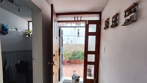Interior entrance - The Inca GuestHouse - Hostel (Quito)