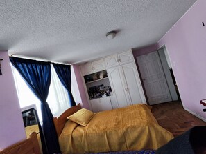 Basic Twin Room, Multiple Beds, Shared Bathroom | Individually furnished, iron/ironing board, free WiFi, bed sheets - The Inca GuestHouse - Hostel (Quito)