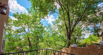 Pike's Peak Villa ~Old Downtown Shopping ~ Views ~ Perfect Location