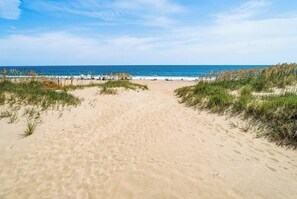 On the beach - Champagne Shores | Oceanfront | Private Pool, Hot Tub, Dog Friendly (Virginia Beach)